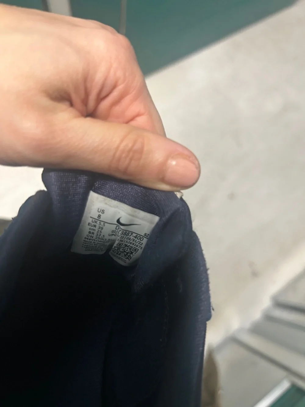 Nike Men’s Navy and Green Casual Sneakers - Picture 7 of 7